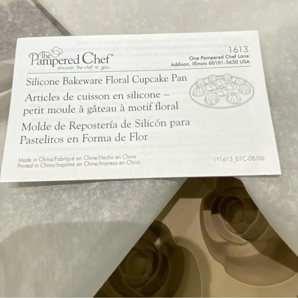 Pampered Chef Silicone Bakeware Floral Cupcake Pan, item #1613 New in Box